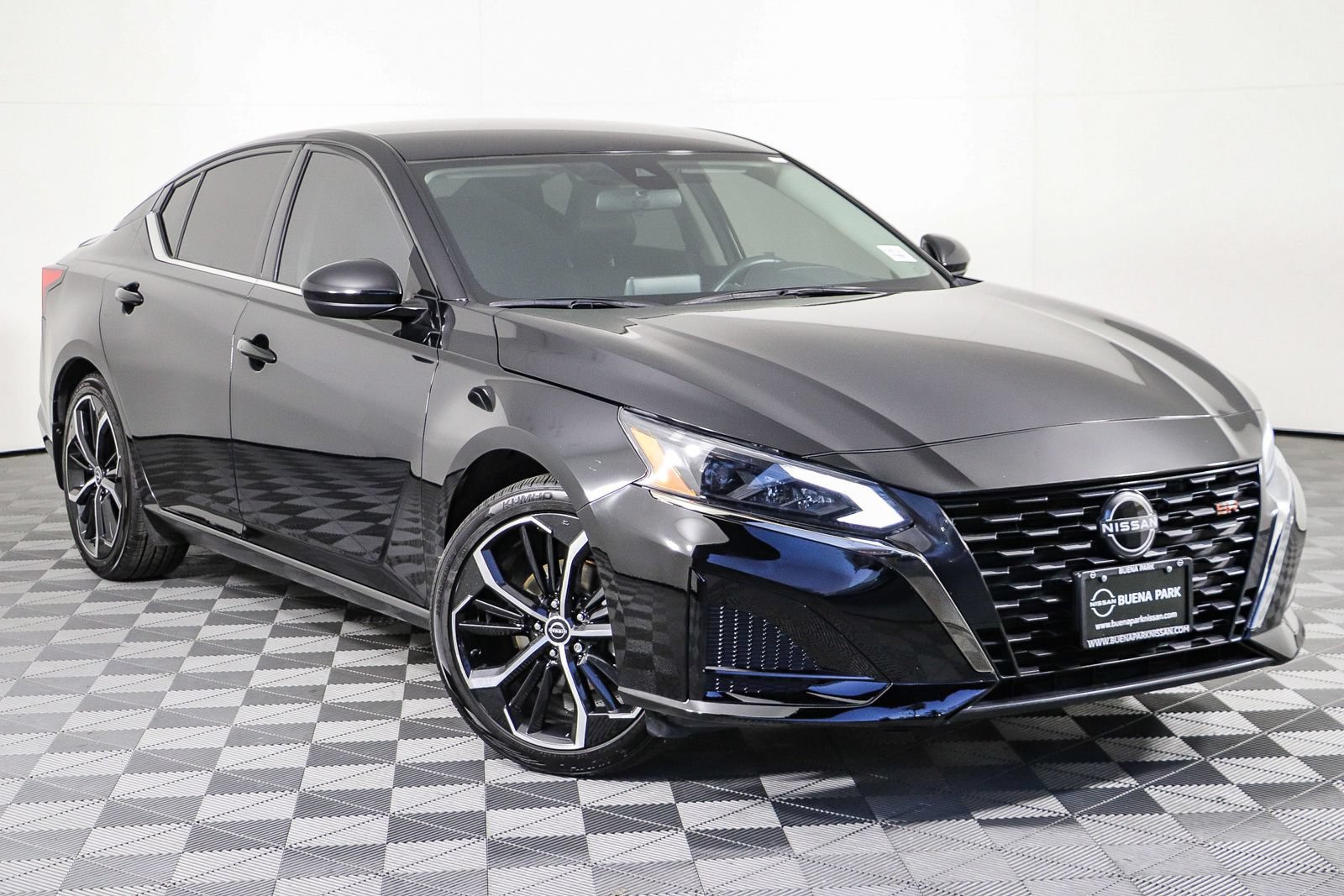 Used 2023 Nissan Altima 2.5 SR FWD image 1