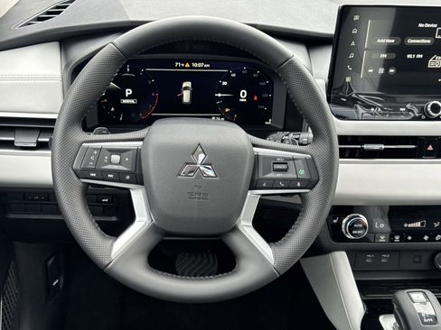 New 2025 Mitsubishi Outlander SE image 10