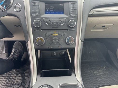 Used 2017 Ford Fusion SE image 19