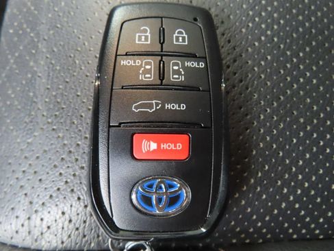 Used 2025 Toyota Sienna Platinum AWD/4WD image 66