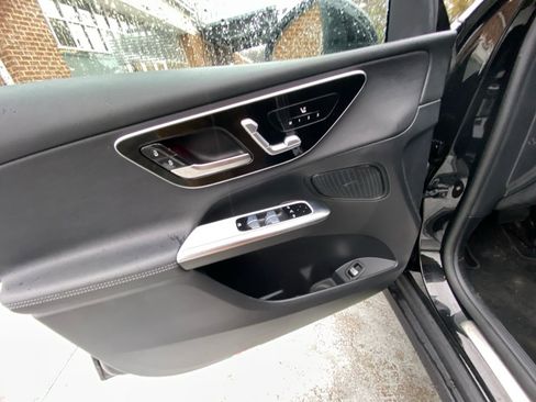 Used 2025 Mercedes-Benz GLC 300 4MATIC image 32