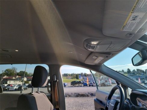 Used 2020 Chrysler Pacifica Touring image 17