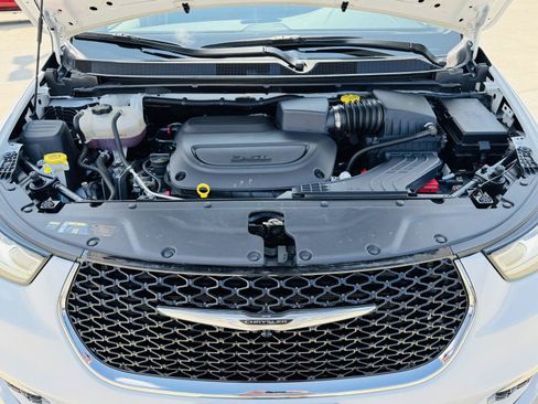 Used 2023 Chrysler Pacifica Touring-L FWD image 45