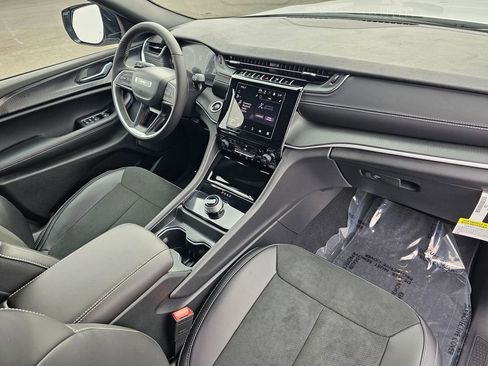 New 2025 Jeep Grand Cherokee L Altitude image 16