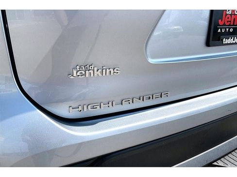 Used 2022 Toyota Highlander LE AWD/4WD image 34