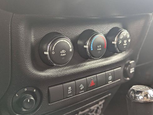 Used 2017 Jeep Wrangler Unlimited Rubicon w/ Connectivity Group AWD/4WD image 21