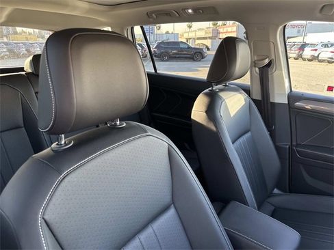 Used 2022 Volkswagen Tiguan SE w/ Panoramic Sunroof Package image 28