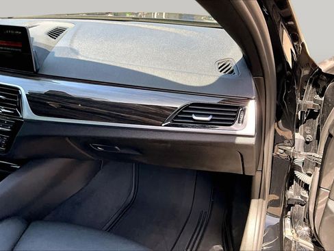 Used 2018 BMW 530i RWD image 19