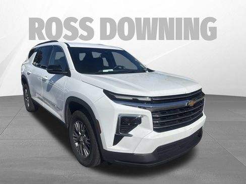 Used 2025 Chevrolet Traverse LT FWD image 3