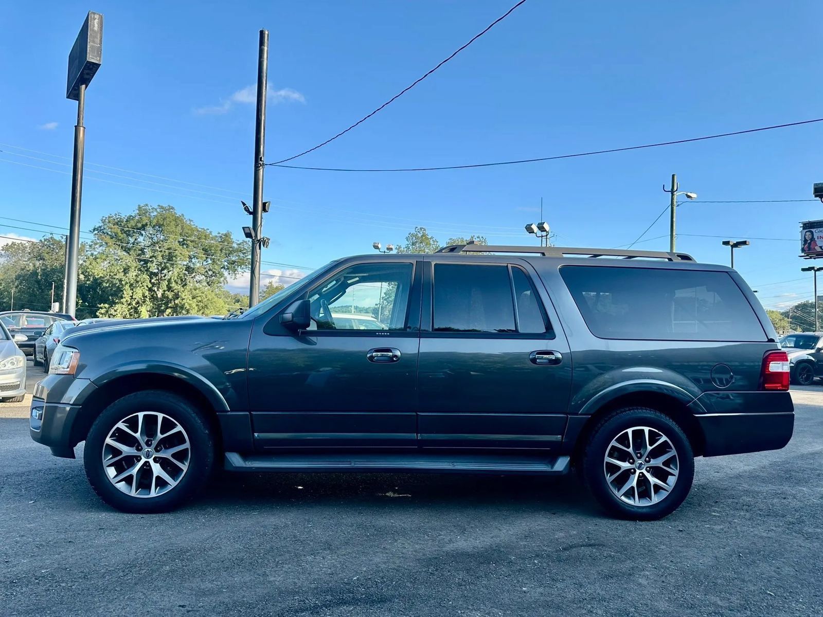 Used 2017 Ford Expedition EL XLT w/ Equipment Group 202A RWD image 3