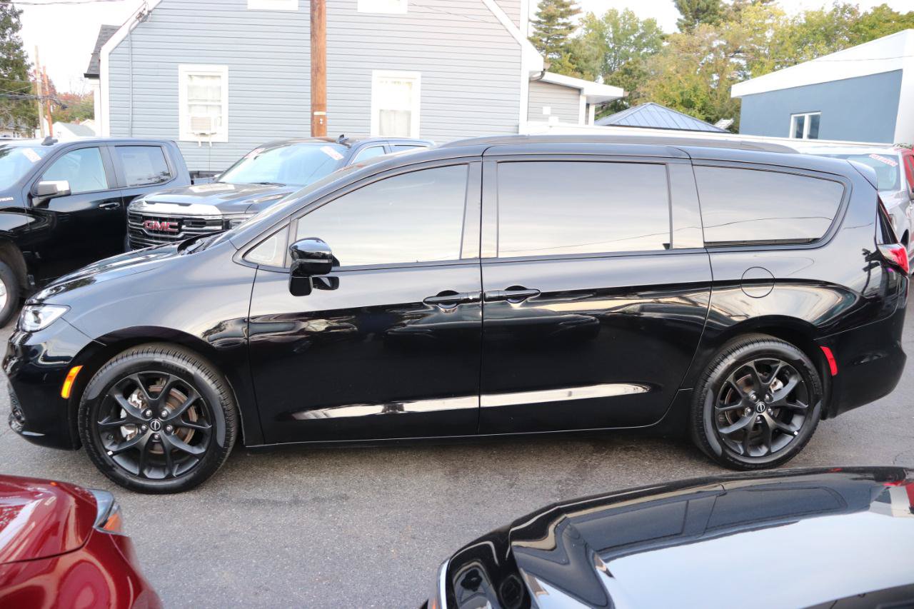 Used 2025 Chrysler Pacifica Limited FWD image 2