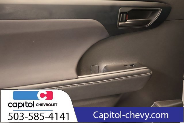 Used 2023 Toyota Highlander LE AWD/4WD image 31