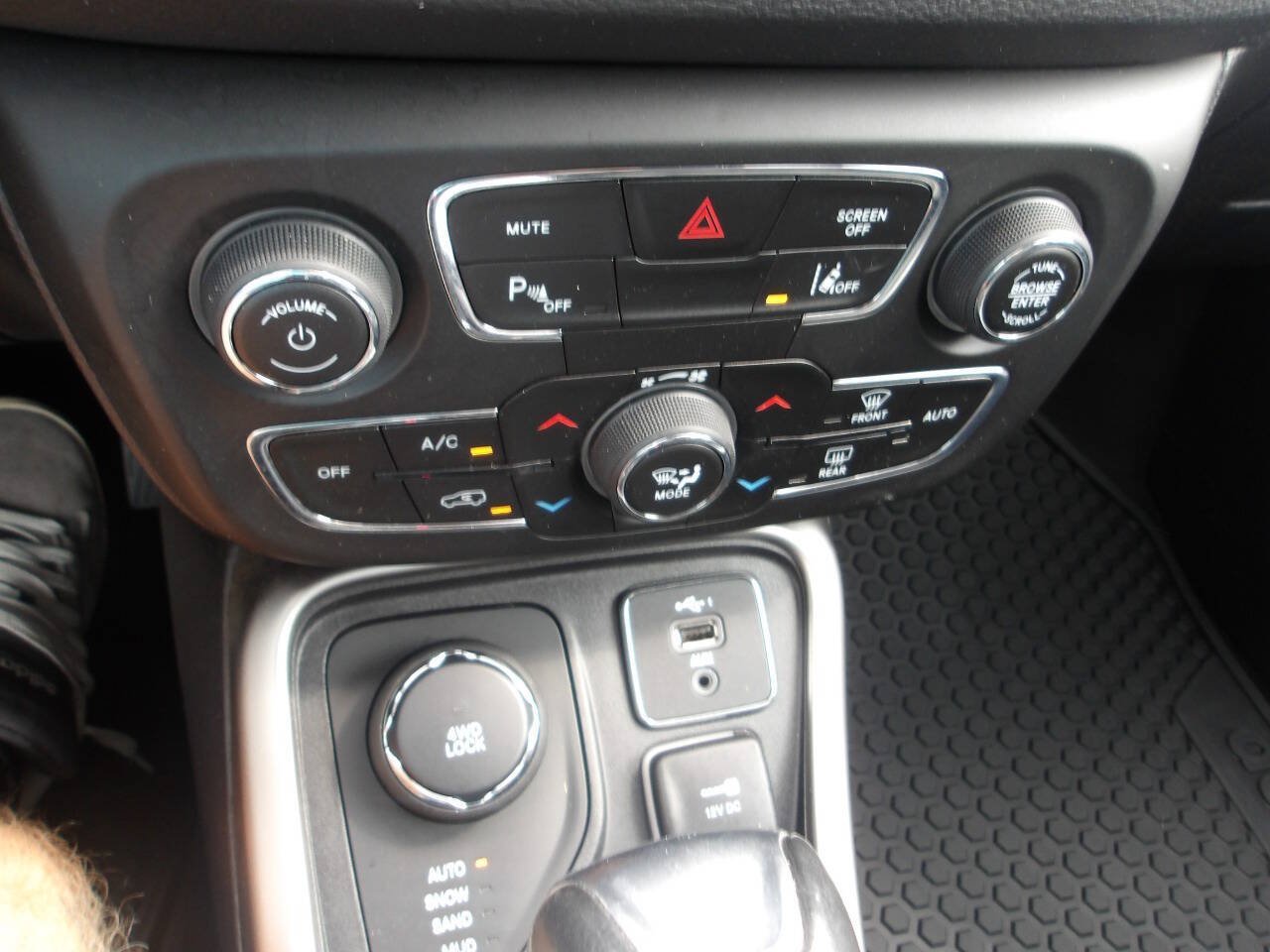 Used 2021 Jeep Compass Latitude w/ Driver Assistance Group AWD/4WD image 14