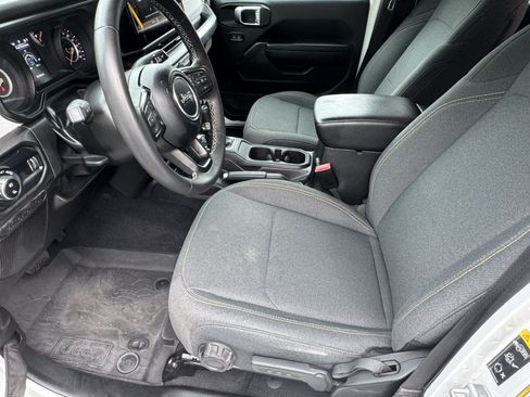 Used 2025 Jeep Gladiator Sport AWD/4WD image 9