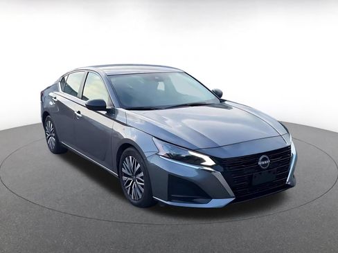 Used 2025 Nissan Altima 2.5 SV FWD image 2