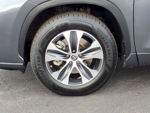 Certified 2023 Toyota Highlander L image 9
