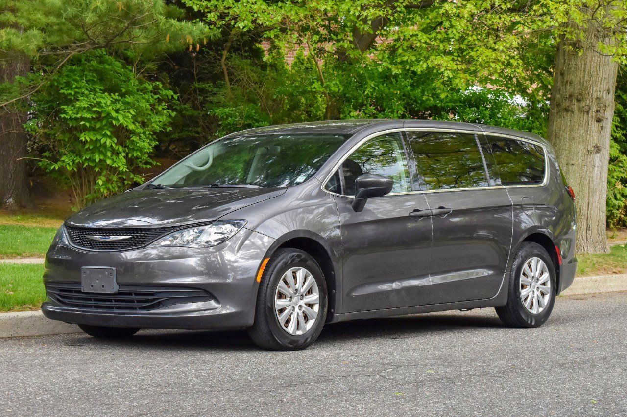 Used 2019 Chrysler Pacifica L FWD image 1