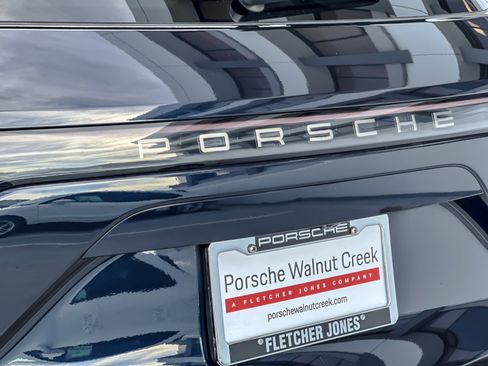 Certified 2023 Porsche Cayenne Platinum Edition image 27