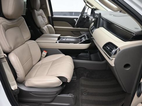 Used 2023 Lincoln Navigator Reserve AWD/4WD image 9