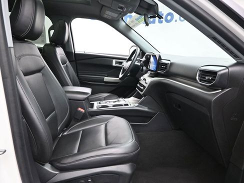 Used 2022 Ford Explorer XLT w/ Equipment Group 202A image 7