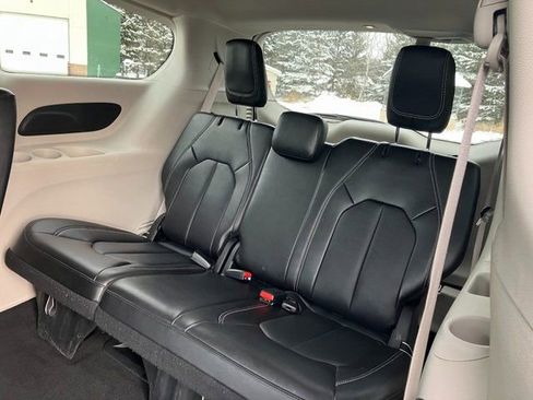 Used 2024 Chrysler Pacifica Touring-L image 19