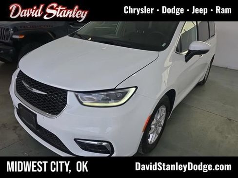 Used 2023 Chrysler Pacifica Touring-L FWD image 1