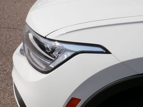 Certified 2024 Volkswagen Tiguan SE w/ Panoramic Sunroof Package image 16