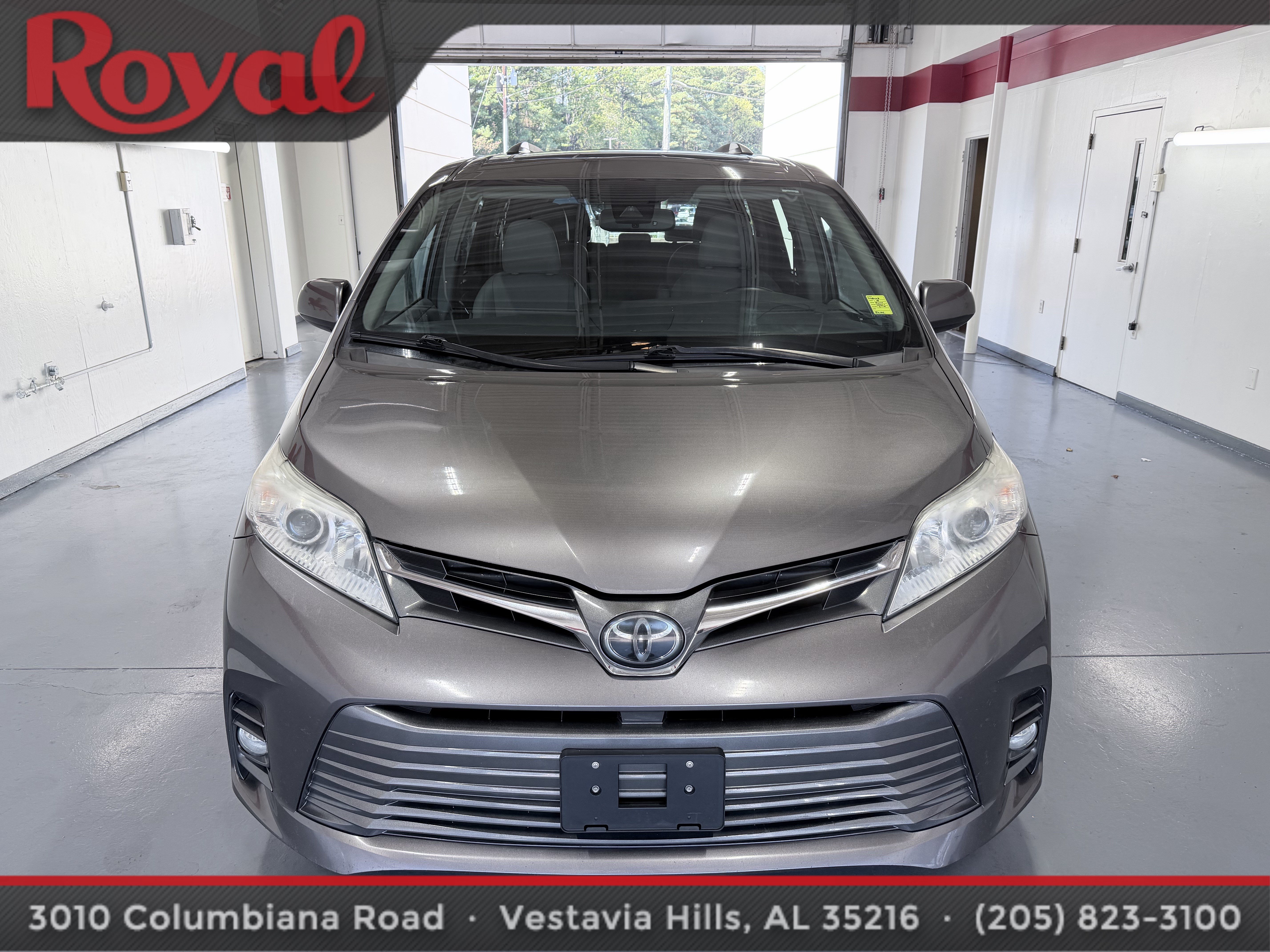 Used 2018 Toyota Sienna XLE w/ XLE Navigation Package FWD image 2
