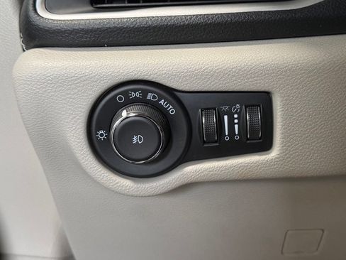Certified 2023 Chrysler Pacifica Touring-L AWD/4WD image 18