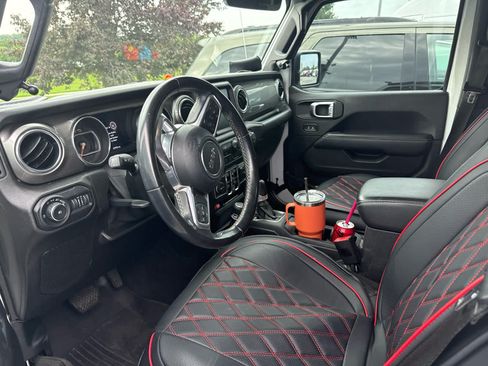 Used 2019 Jeep Wrangler Unlimited Sahara AWD/4WD image 3
