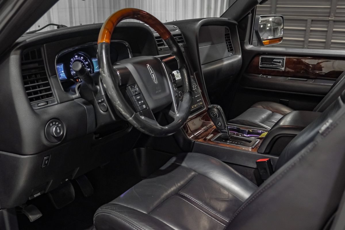 Used 2016 Lincoln Navigator Select RWD image 10