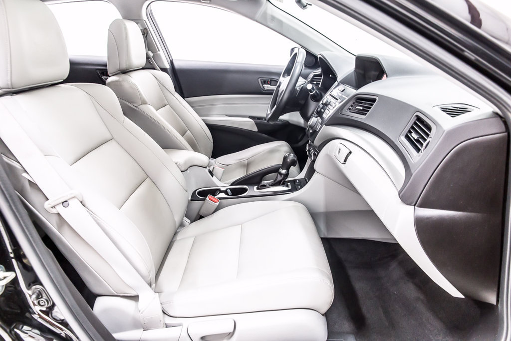 Used 2017 Acura ILX w/ AcuraWatch Plus Package FWD image 31