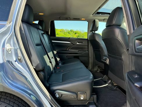 Used 2016 Toyota Highlander XLE AWD/4WD image 25