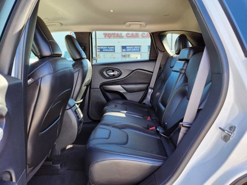 Used 2019 Jeep Cherokee Limited image 14