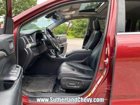 Used 2019 Toyota Highlander SE FWD image 16