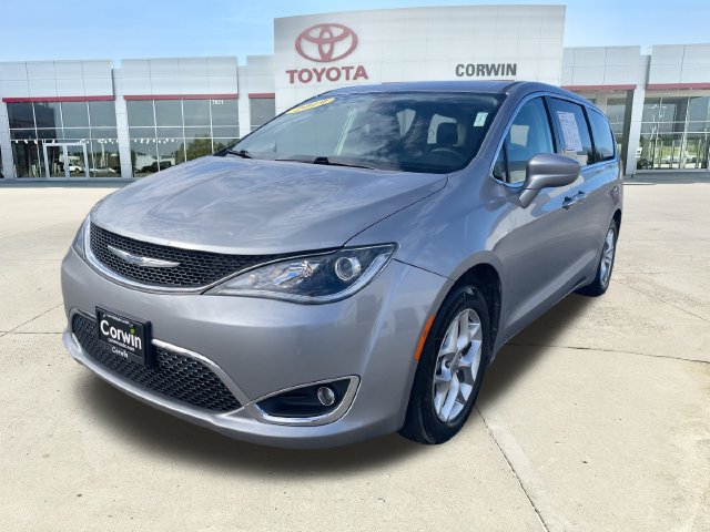 Used 2019 Chrysler Pacifica Touring Plus w/ Tire & Wheel Group FWD image 7
