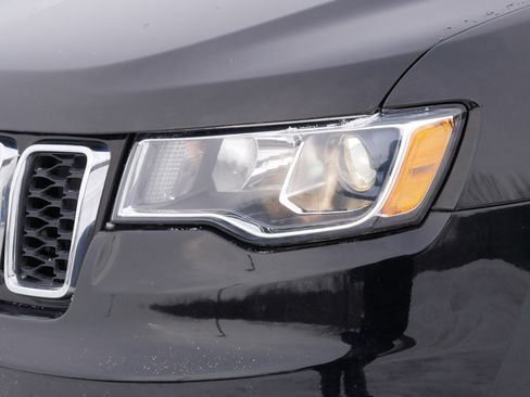 Used 2021 Jeep Grand Cherokee Laredo image 16