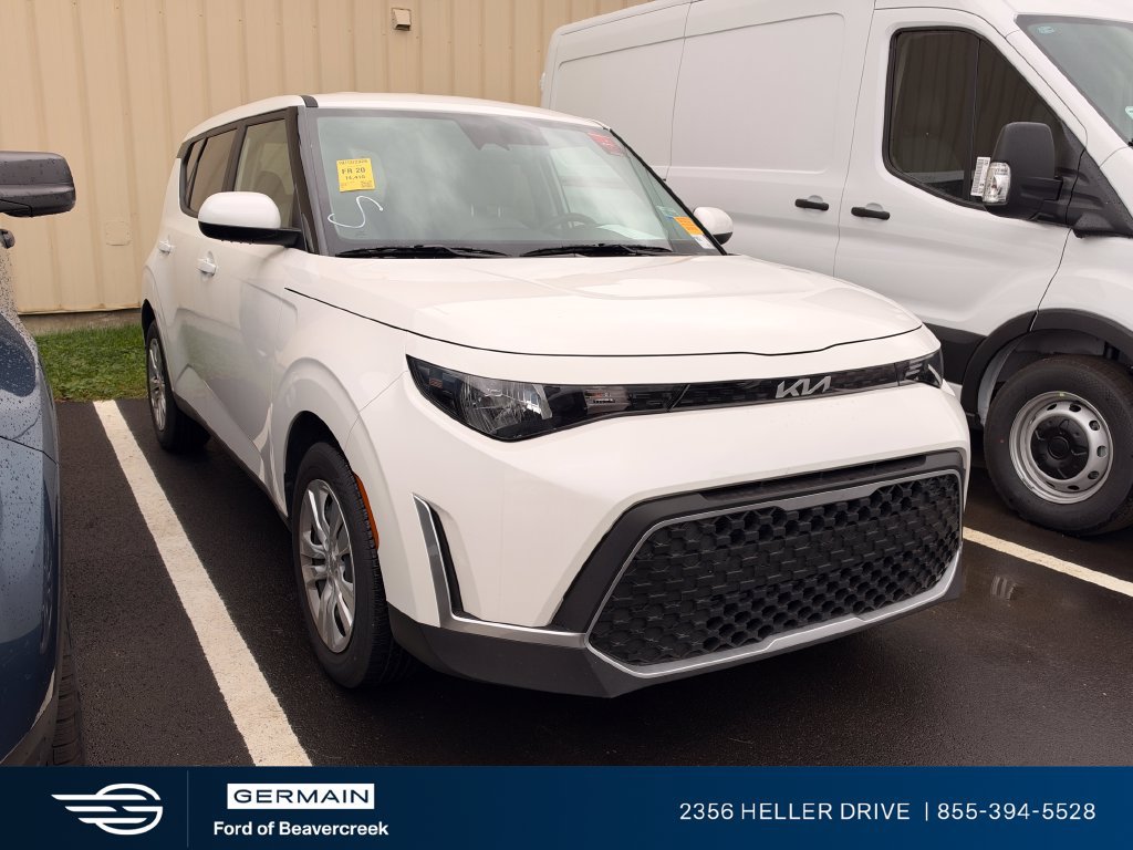 Used 2025 Kia Soul LX FWD image 1