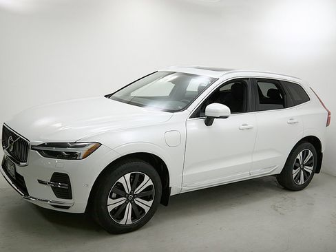 Certified 2023 Volvo XC60 T8 Plus image 6
