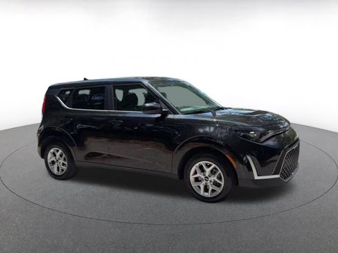 Used 2025 Kia Soul LX w/ LX Technology Package FWD image 2