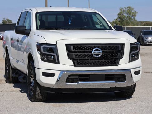Used 2024 Nissan Titan SV image 4