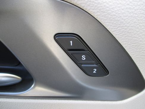 Used 2022 Chrysler Pacifica Touring-L image 14