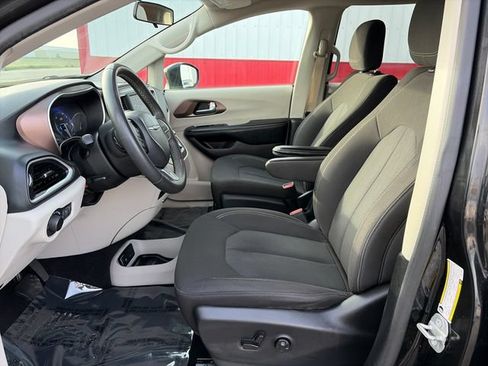 Used 2022 Chrysler Voyager LX FWD image 22