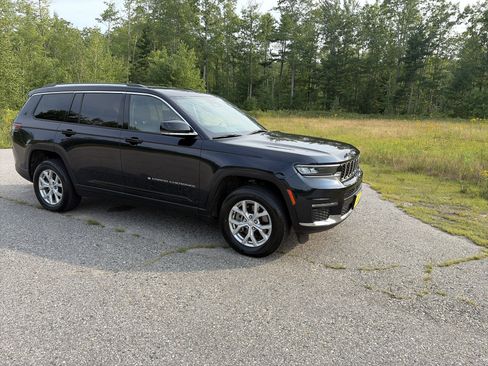 Used 2023 Jeep Grand Cherokee L Limited w/ Luxury Tech Group II AWD/4WD image 3
