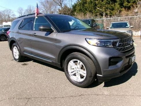 Certified 2023 Ford Explorer XLT image 3
