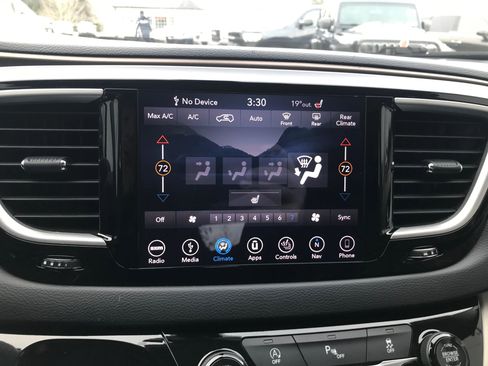 Used 2018 Chrysler Pacifica Touring-L image 23