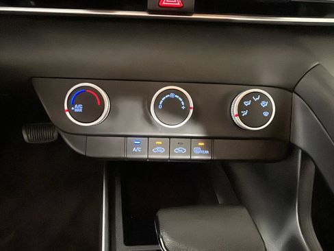 Certified 2024 Hyundai Elantra SE FWD image 25
