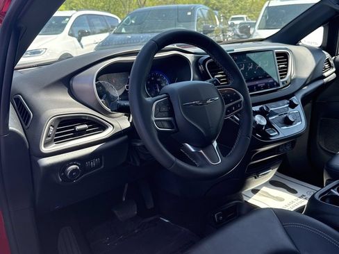 Used 2025 Chrysler Pacifica Select FWD image 12