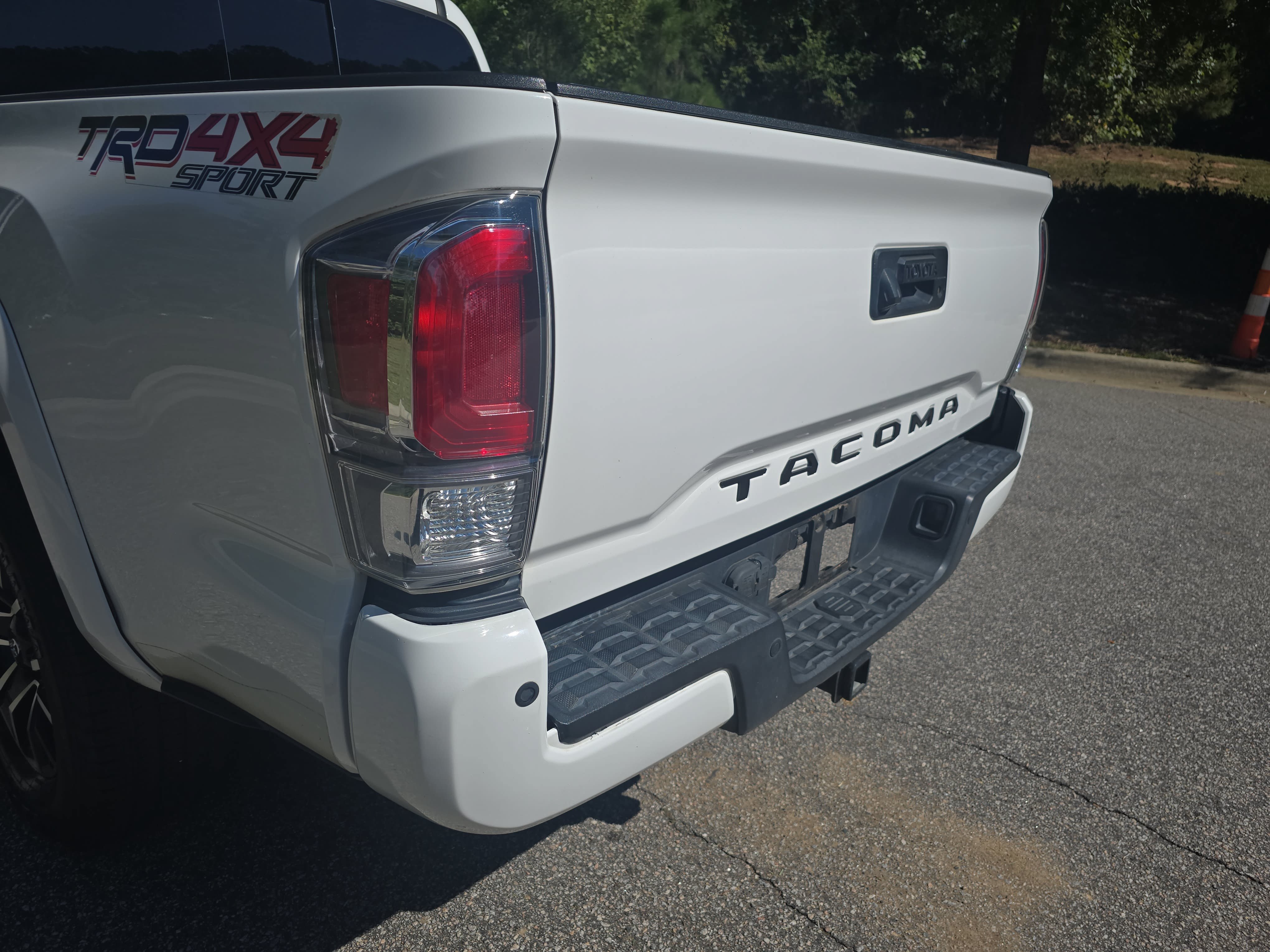 Used 2020 Toyota Tacoma TRD Sport w/ TRD Premium Sport Package AWD/4WD image 33