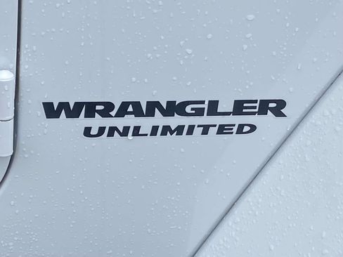 Used 2017 Jeep Wrangler Unlimited Sahara AWD/4WD image 12